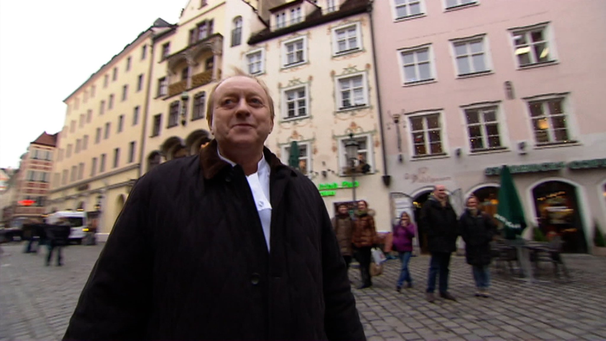 Alfons Schuhbeck steht am Platzl in München