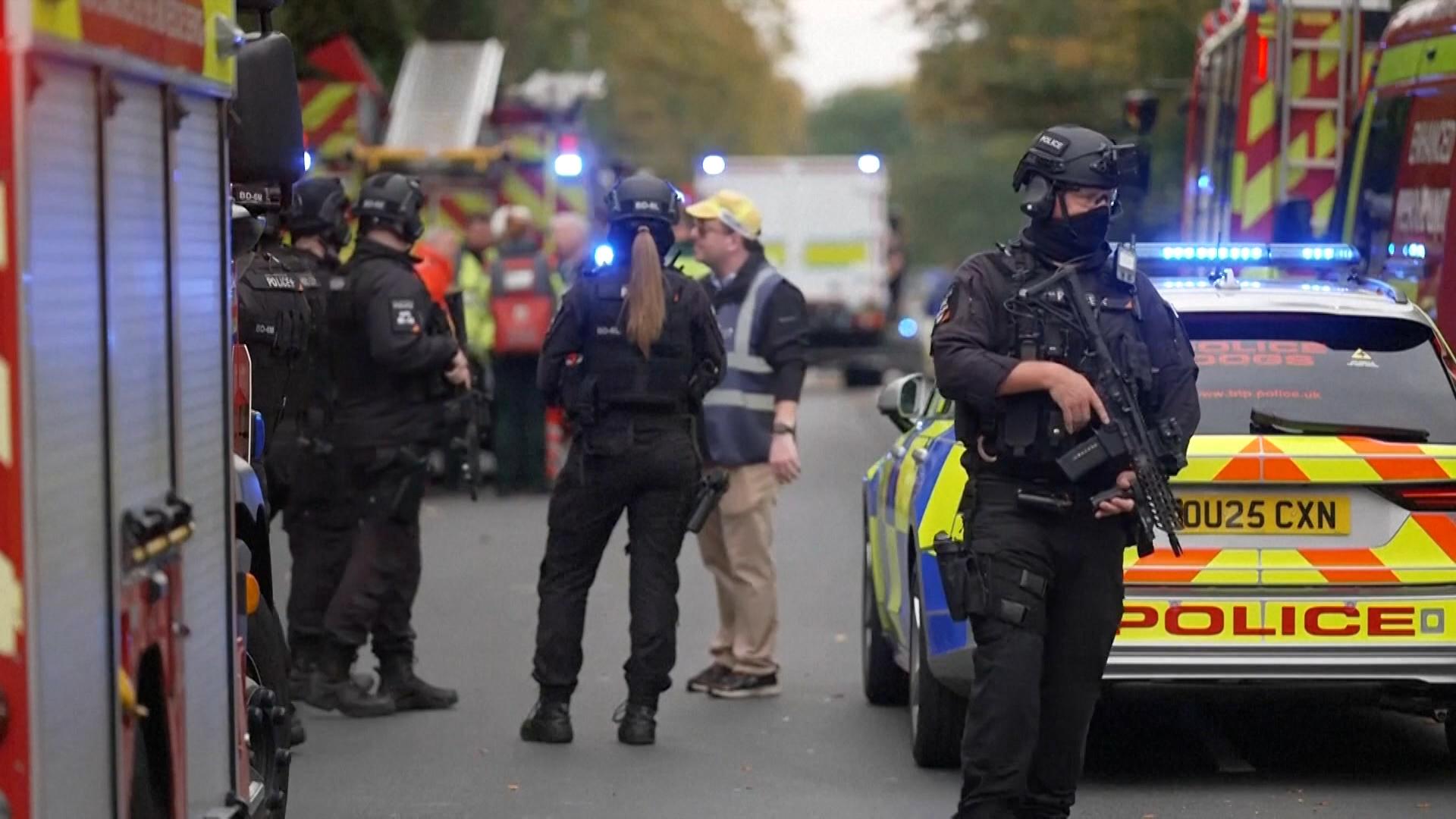Großeinsatz von Polizei und Rettungskräften vor der Synagoge in Manchester.