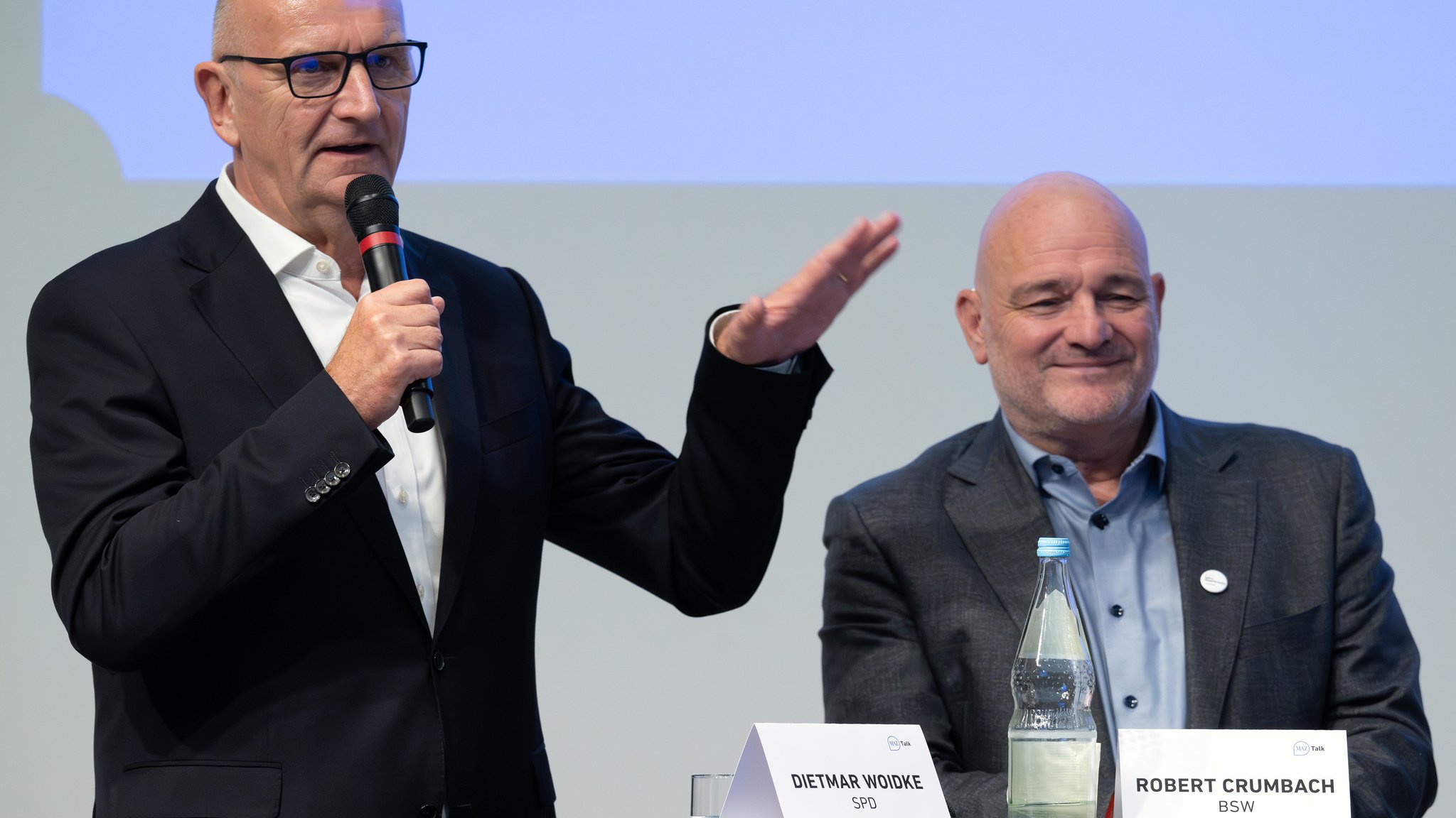 Archivbild: Brandenburgs Ministerpräsident Dietmar Woidke (SPD) neben Robert Crumbach (Bündnis Sahra Wagenknecht/BSW, rechts).