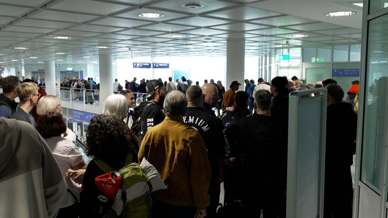 Passagiere am Münchner Flughafen müssen derzeit viel Geduld aufbringen | Bild: BR Passagiere am Münchner Flughafen müssen derzeit viel Geduld aufbringen