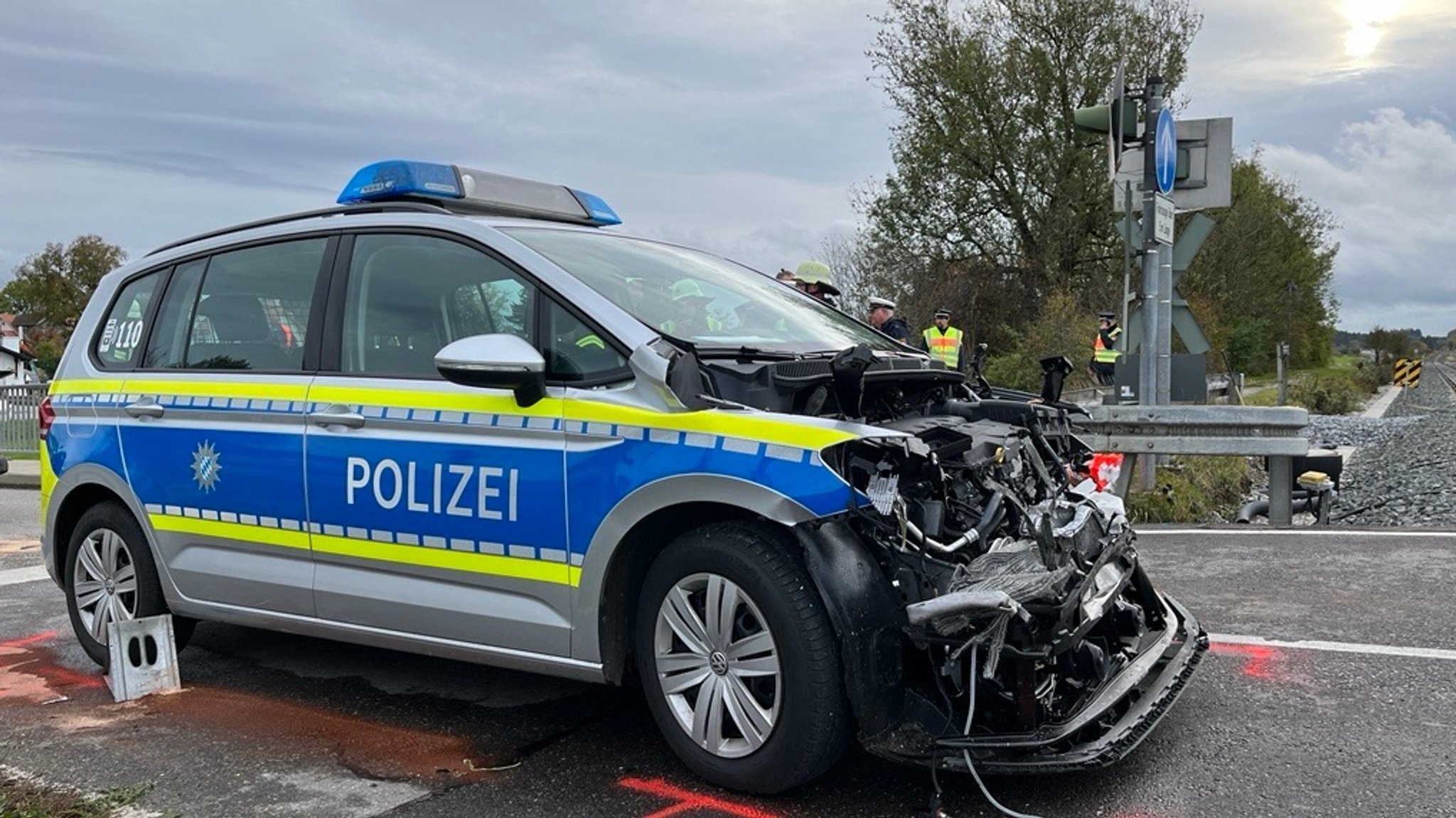 Das Polizeiauto wurde beim Zusammenprall mit dem Regionalzug schwer beschädigt. 