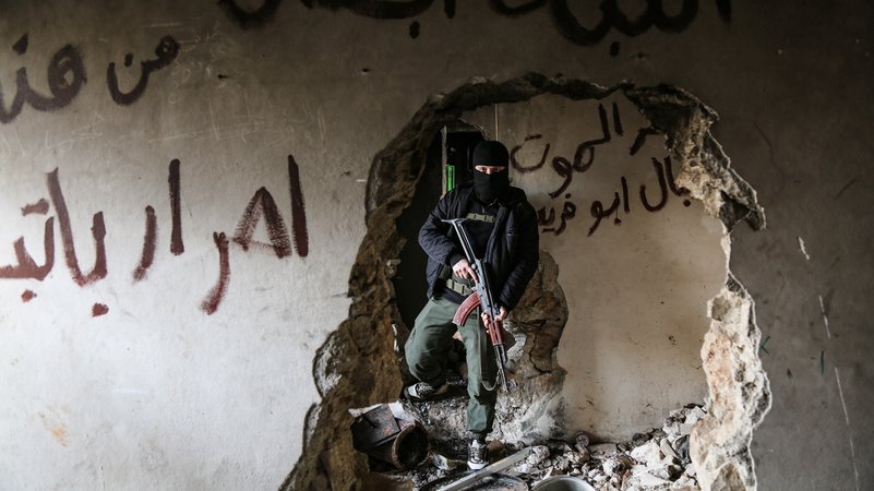 Kämpfer HTS (Archivbild) | Bild: pa/dpa/Anas Alkharboutli Kämpfer HTS (Archivbild)