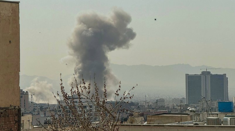 Rauch über Teheran nach einer Explosion | Bild: picture alliance / SIPA | Mahsa/MEI Rauch über Teheran nach einer Explosion