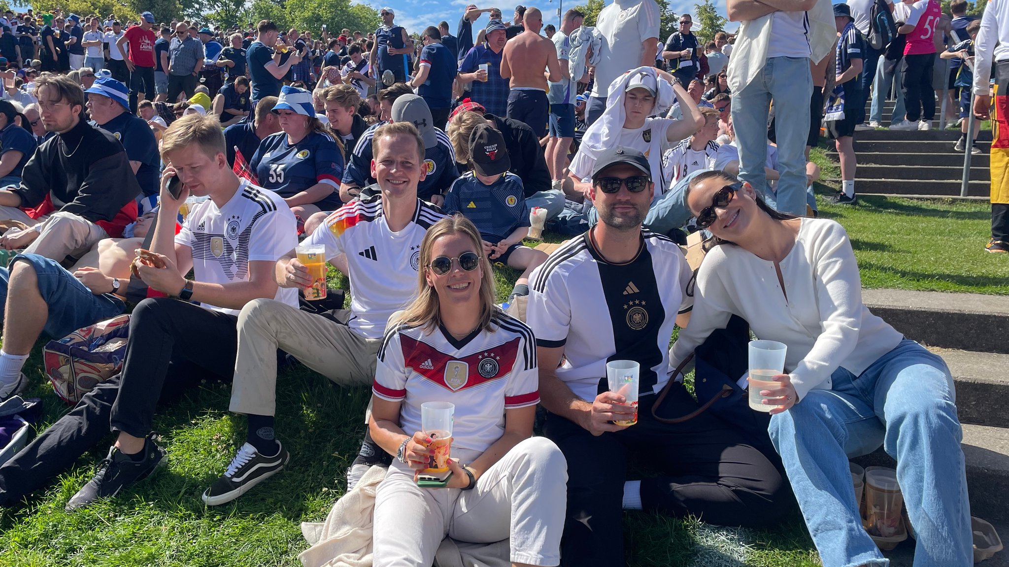 Antonia aus Düsseldorf und ihre Freunde beim Public Viewing im Münchner Olympiapark