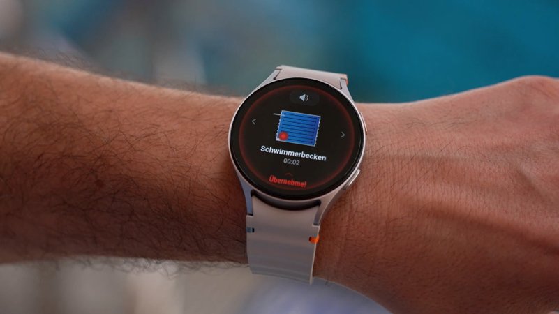 KI übermittelt Bademeister eine Person in Not. | Bild: BR KI übermittelt Bademeister eine Person in Not.