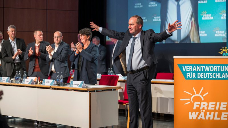 ARCHIV - 21.12.2024, Bayern, Amberg: Hubert Aiwanger (r), Landesvorsitzender, bekommt regen Applaus nach seiner Grundsatzrede auf der Landesversammlung der Partei Freie Wähler. (zu dpa: «Mission Berlin: Hubert Aiwangers Kampf um Direktmandate») Foto: Daniel Vogl/dpa +++ dpa-Bildfunk +++ | Bild: dpa-Bildfunk/Daniel Vogl ARCHIV - 21.12.2024, Bayern, Amberg: Hubert Aiwanger (r), Landesvorsitzender, bekommt regen Applaus nach seiner Grundsatzrede auf der Landesversammlung der Partei Freie Wähler. (zu dpa: «Mission Berlin: Hubert Aiwangers Kampf um Direktmandate») Foto: Daniel Vogl/dpa +++ dpa-Bildfunk +++