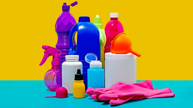 Verschiedene Putzmittel in verschiedenen Flaschen in poppigen Farben (Symbolbild) | Bild: picture alliance / Westend61 | RODOBOT Verschiedene Putzmittel in verschiedenen Flaschen in poppigen Farben (Symbolbild)