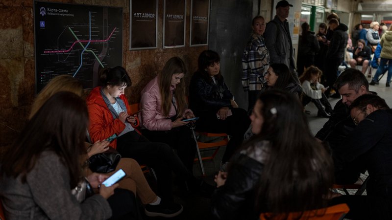 19.10.2022, Ukraine, Kiew: Menschen sitzen in einer U-Bahn-Station, die als Luftschutzbunker dient. 