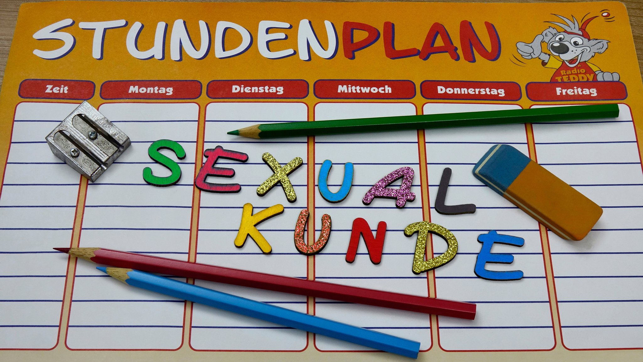 Auf einem Stundenplan liegt der Schriftzug Sexualkunde