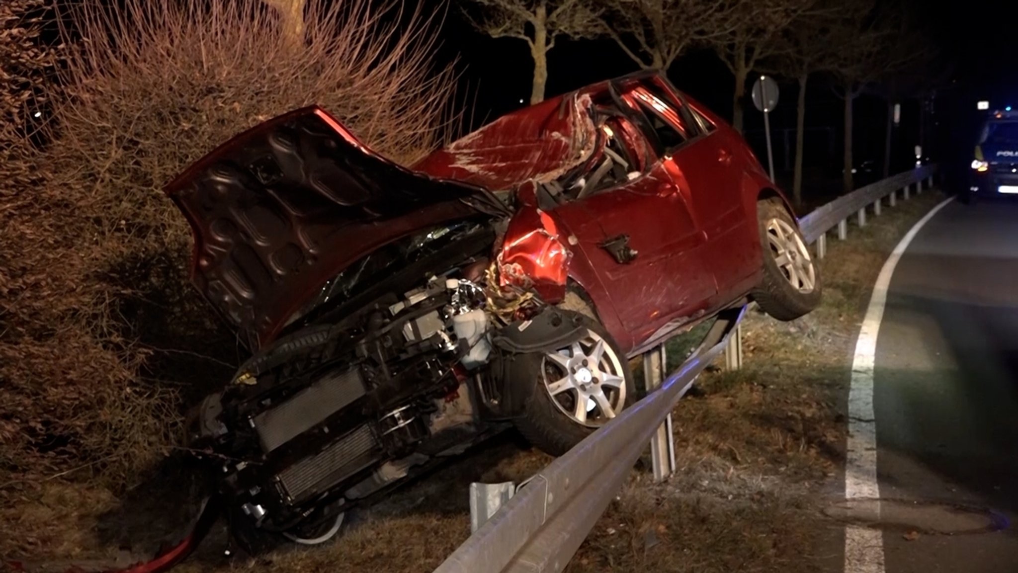 Auto auf der Leitplanke: 83-Jährige in Erlangen schwer verletzt