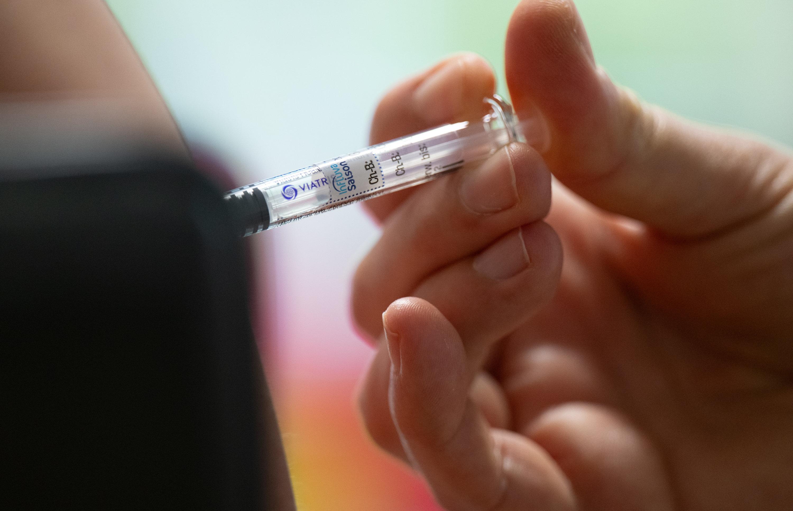 Eine Frau lässt sich gegen saisonale Grippe impfen. Diese Impfstoffe werden jeweils angepasst an die jeweils häufig vorkommenden Stämme.