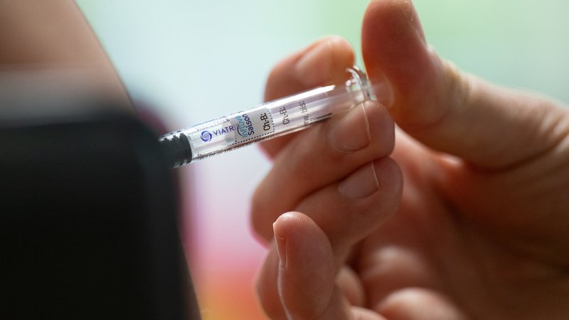 Eine Frau lässt sich gegen saisonale Grippe impfen. Diese Impfstoffe werden jeweils angepasst an die jeweils häufig vorkommenden Stämme. | Bild: Robert Michael/dpa Eine Frau lässt sich gegen saisonale Grippe impfen. Diese Impfstoffe werden jeweils angepasst an die jeweils häufig vorkommenden Stämme.