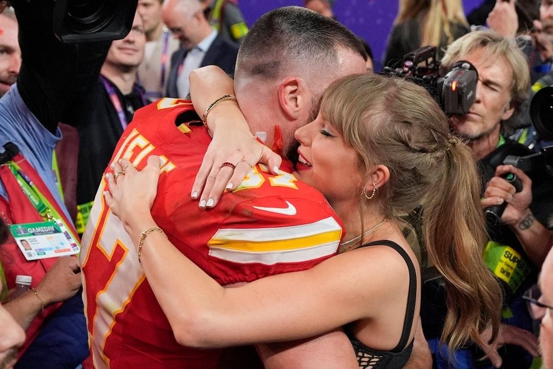 Taylor Swift küsst Kansas City Chiefs Tight End Travis Kelce nach dem Sieg.