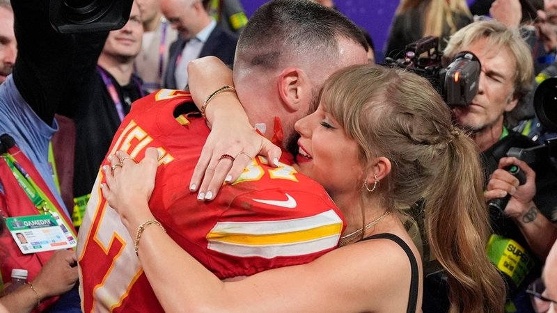 Taylor Swift küsst Kansas City Chiefs Tight End Travis Kelce nach dem Sieg. | Bild: dpa-Bildfunk/John Locher Taylor Swift küsst Kansas City Chiefs Tight End Travis Kelce nach dem Sieg.