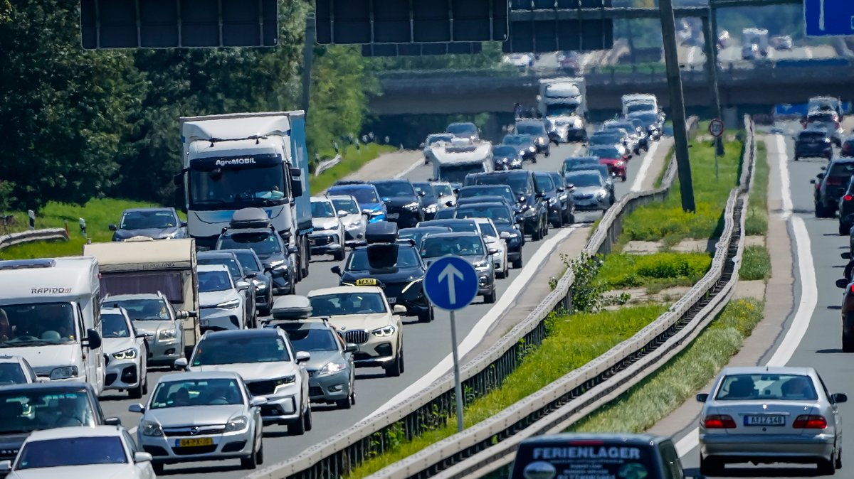 Fahrzeuge stauen sich auf der Autobahn A8 bei Rosenheim in Fahrtrichtung München. 