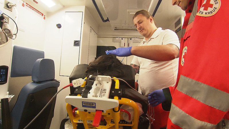Notfallsanitäter Tobias Weber versorgt im Rettungswagen einen Patienten. | Bild: Isabella Kroth/BR Notfallsanitäter Tobias Weber versorgt im Rettungswagen einen Patienten.