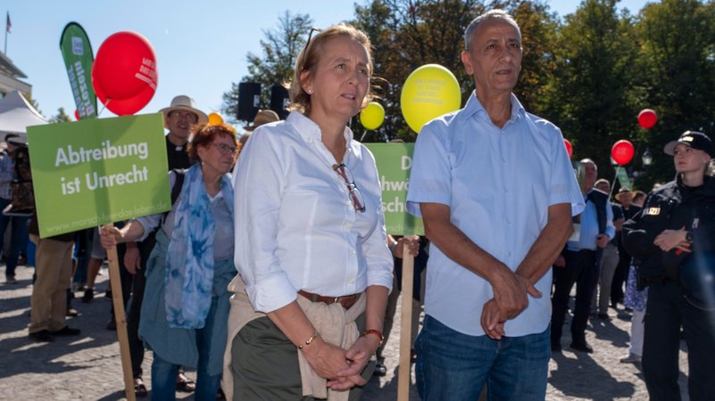 Schwangerschaftsabbrueche am Samstag (21.09.2023) im Zentrum Berlins. (Foto: Beatrix von Storch (AfD)) Mit einem Aktionstag fuer sexuelle Selbstbestimmung und dem 20. "Marsch fuer das Leben" ist in Berlin fuer und gegen das Recht auf Schwangerschaftsabbrueche demonstriert worden. An Kundgebungen auf be... | Bild: picture alliance / epd-bild | Rolf Zoellner (Zöllner) Schwangerschaftsabbrueche am Samstag (21.09.2023) im Zentrum Berlins. (Foto: Beatrix von Storch (AfD)) Mit einem Aktionstag fuer sexuelle Selbstbestimmung und dem 20. "Marsch fuer das Leben" ist in Berlin fuer und gegen das Recht auf Schwangerschaftsabbrueche demonstriert worden. An Kundgebungen auf be...