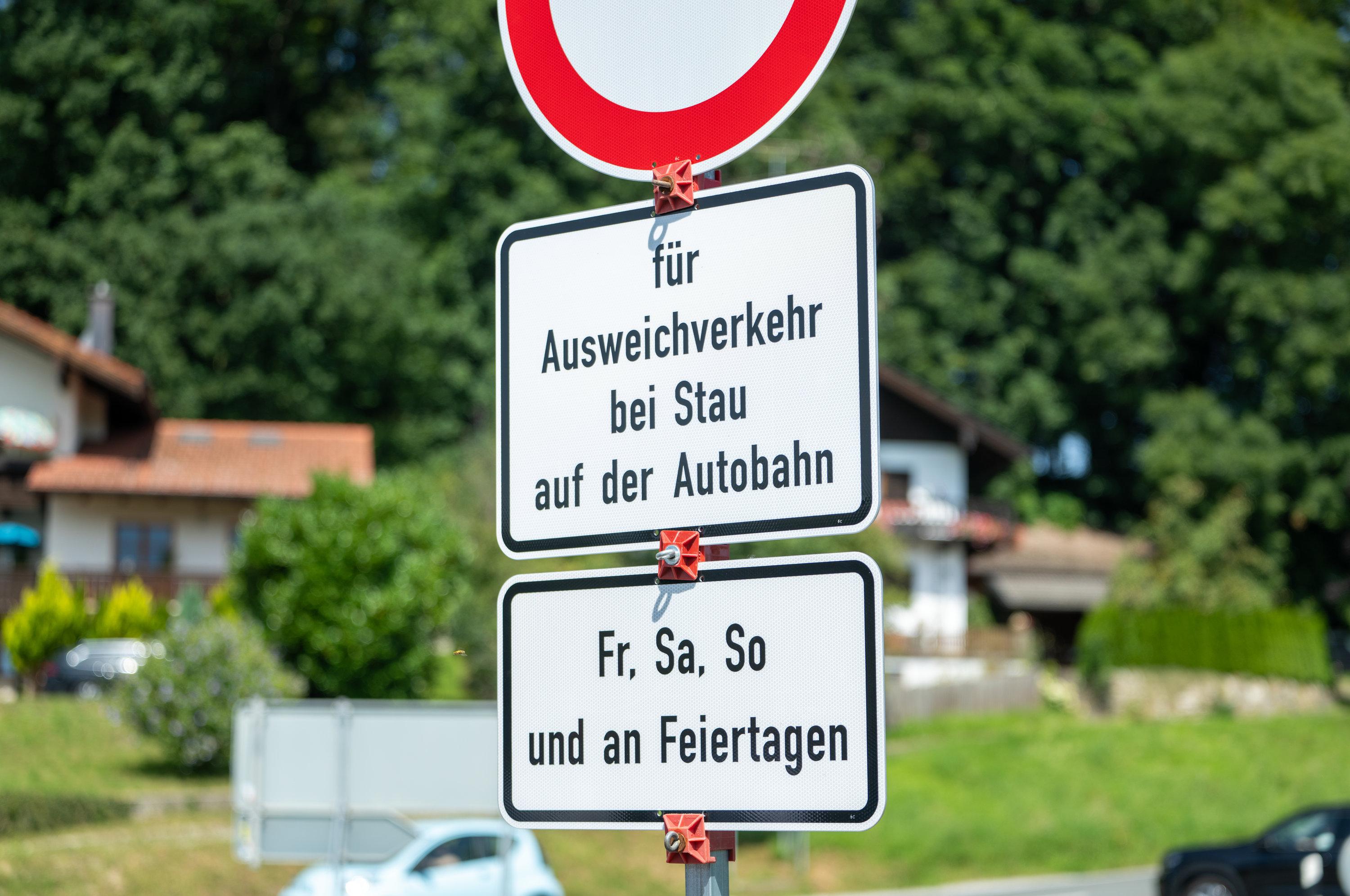 An einer Straße steht ein Schild mit der Aufschrift "für Ausweichverkehr bei Stau auf der Autobahn - Fr, Sa, So und an Feiertagen". (Archivbild)