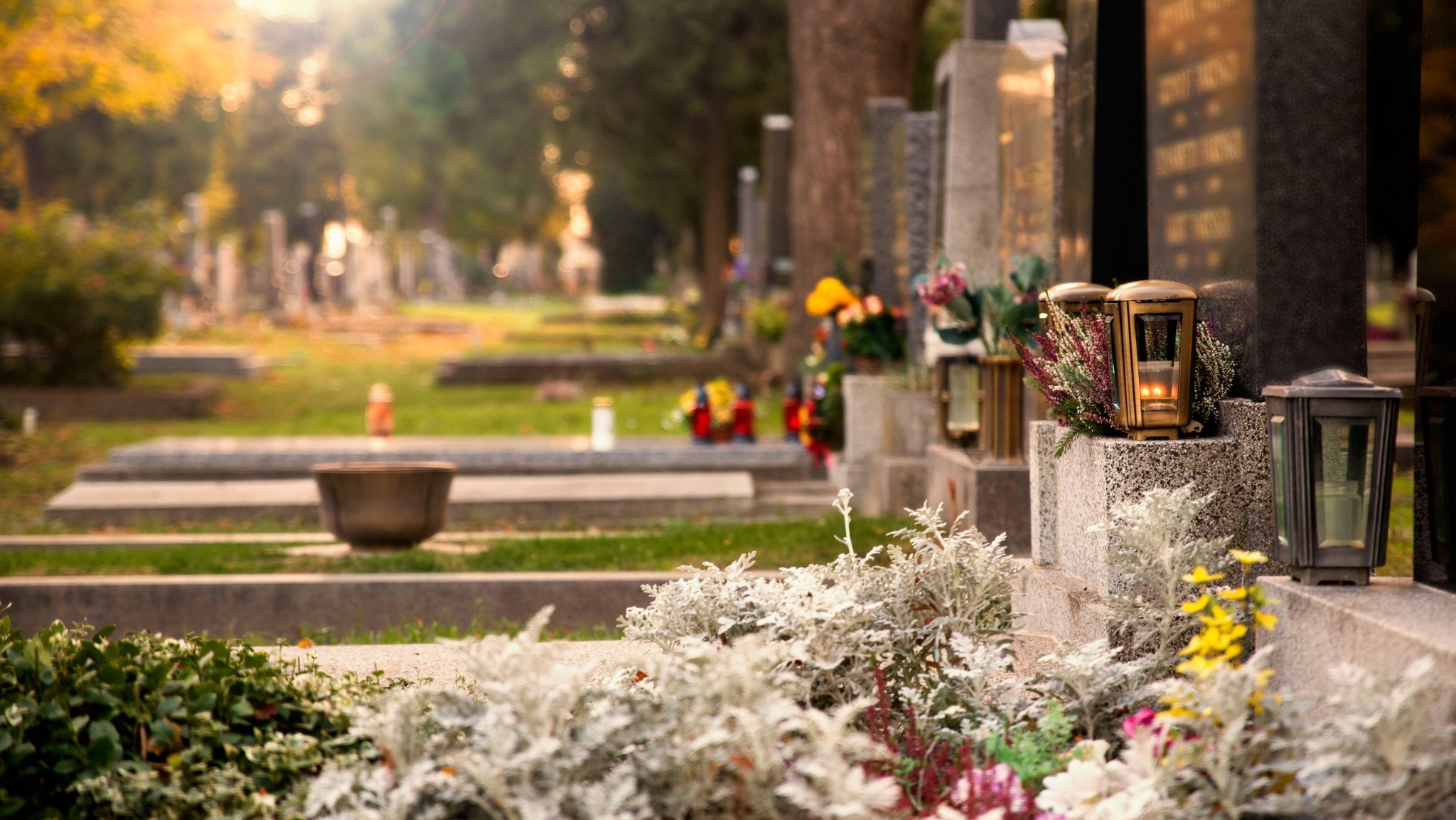 Der Gang auf den Friedhof gehört für viele Katholiken zum Brauchtum rund um Allerheiligen dazu.