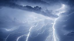 Dunkelblauer Himmel mit heftigen Blitzen | Bild:stock.adobe.com/Albert