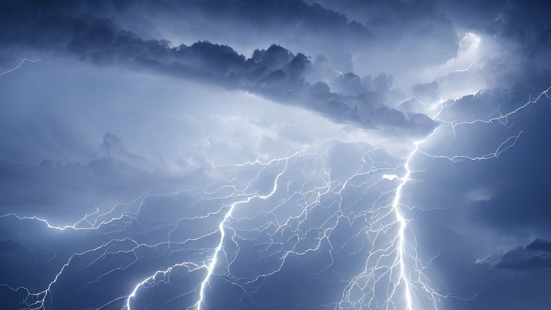 Dunkelblauer Himmel mit heftigen Blitzen | Bild: stock.adobe.com/Albert Dunkelblauer Himmel mit heftigen Blitzen