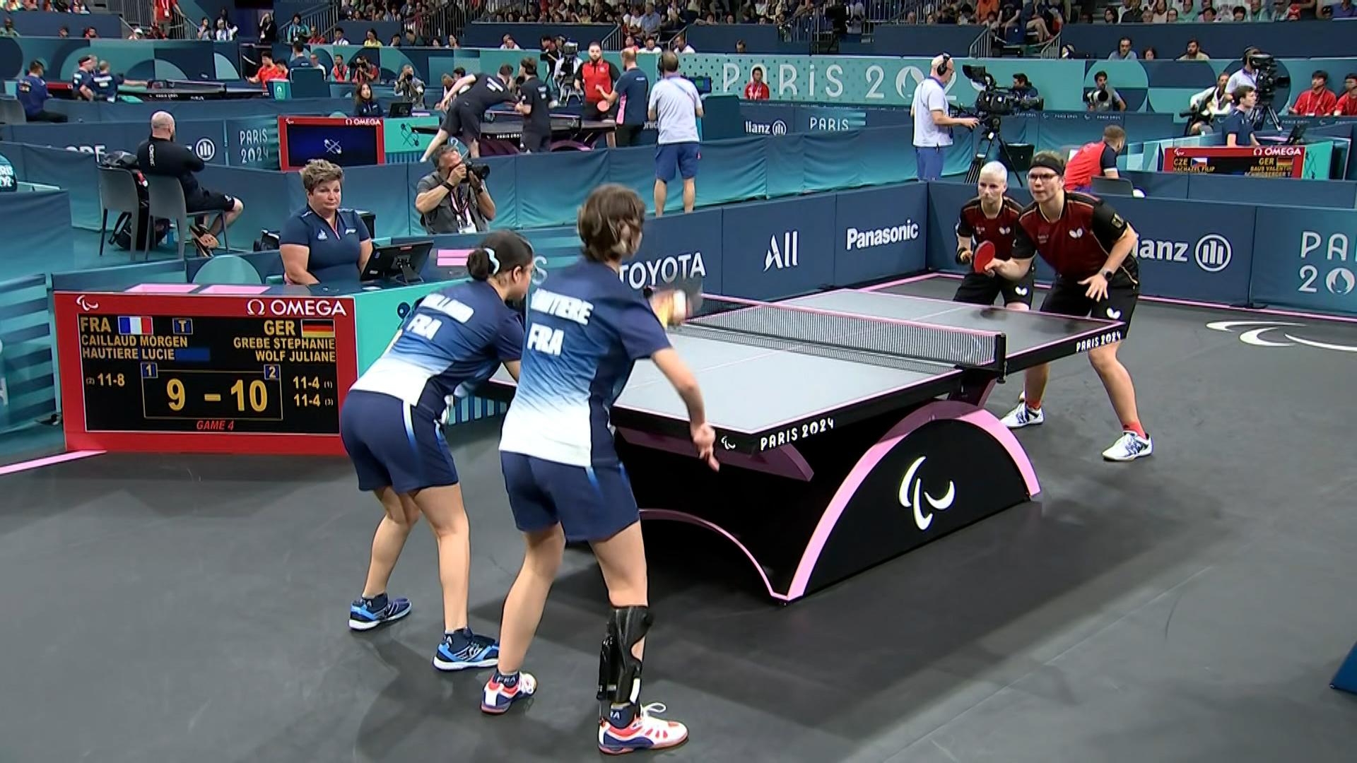 Das deutsche Tischtennis-Doppel im Finale gegen Frankreich bei den Paralympics in Paris.