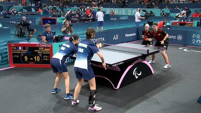 Das deutsche Tischtennis-Doppel im Finale gegen Frankreich bei den Paralympics in Paris. | Bild: BR Das deutsche Tischtennis-Doppel im Finale gegen Frankreich bei den Paralympics in Paris.