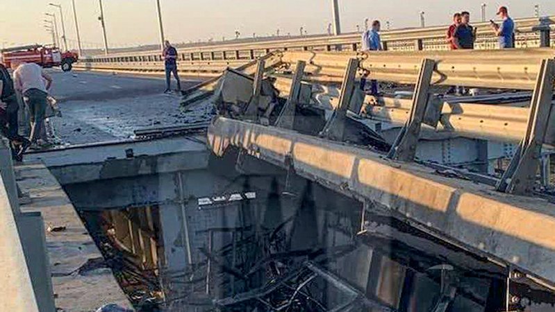  Dieses von Ostorozhno Novosti zur Verfügung gestellte Foto zeigt angeblich beschädigte Teile der Krim-Brücke, die das russische Festland und die Halbinsel Krim über die Straße von Kertsch verbindet. 