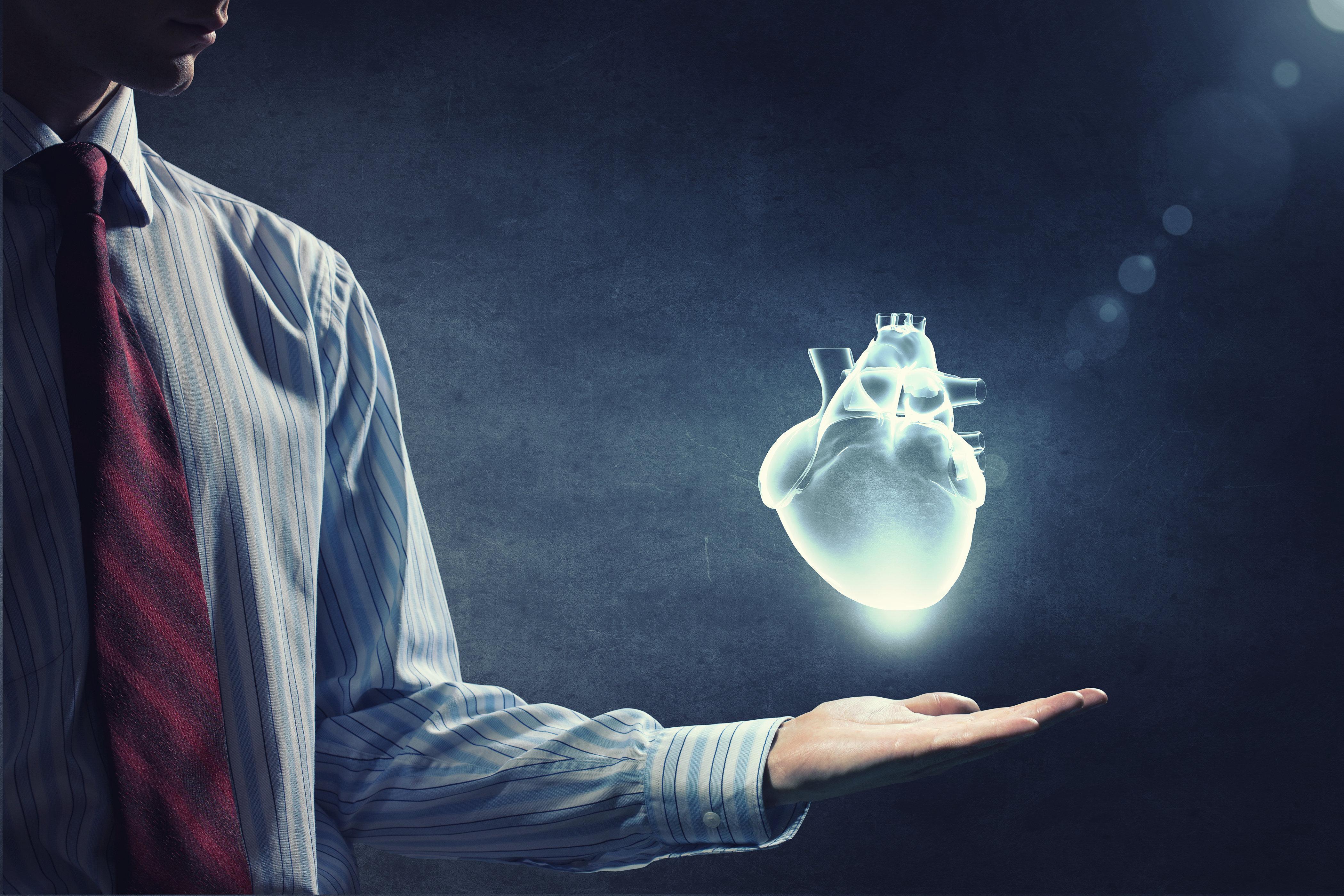 Ein geisterhaftes Herz schwebt über der Hand eines Mannes