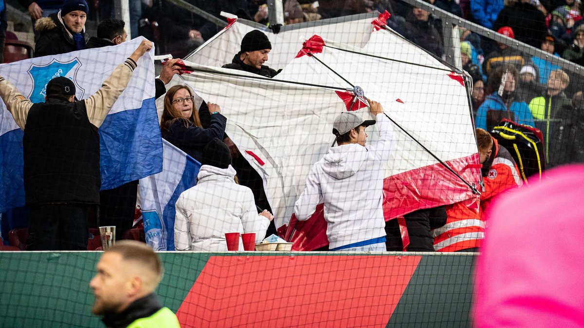 Nach einem Böllerwurf im Stadion des FC Augsburg werden verletzte abgeschirmt