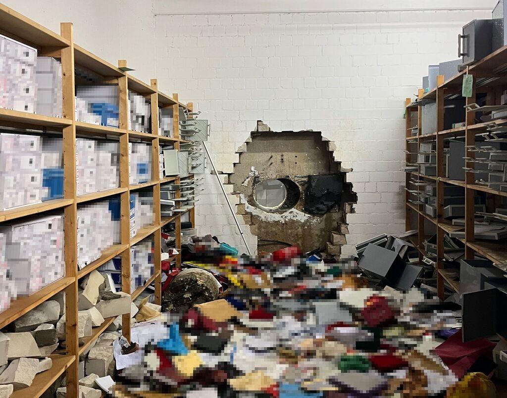 HANDOUT - 29.12.2025, Nordrhein-Westfalen, Gelsenkirchen: *** CROP *** Ein großes Loch ist in der Wand des Tresorraums einer Sparkasse zu sehen. Einbrecher haben sich mit Hilfe eines großen Bohrers Zugang zum Tresorraum verschafft. Dort durchsuchten sie die Wertschließfächer.

Das Loch in der Wand zum Tresorraum ist riesig. (zu dpa: «Tumult vor Bankfiliale - Kunden müssen draußen bleiben») Foto: -/Polizei Gelsenkirchen/dpa +++ dpa-Bildfunk +++