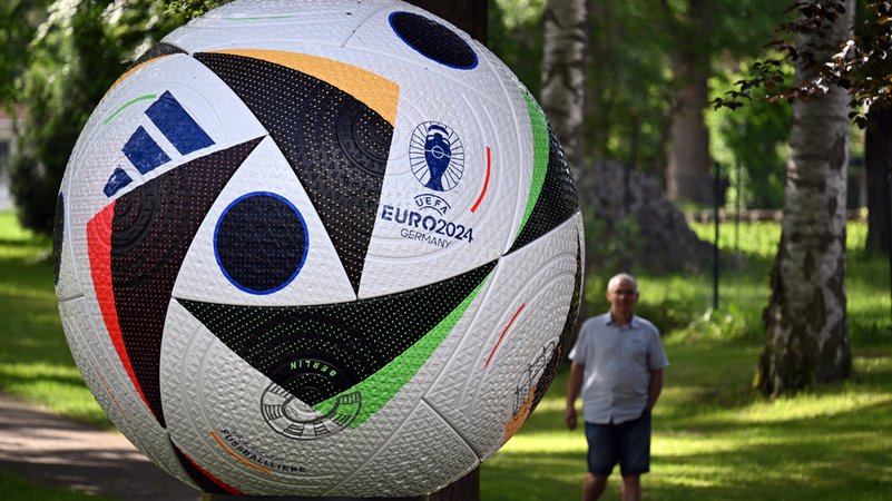 Ein übergroßer EM-Spielball steht in einem Park in Blankenhain.