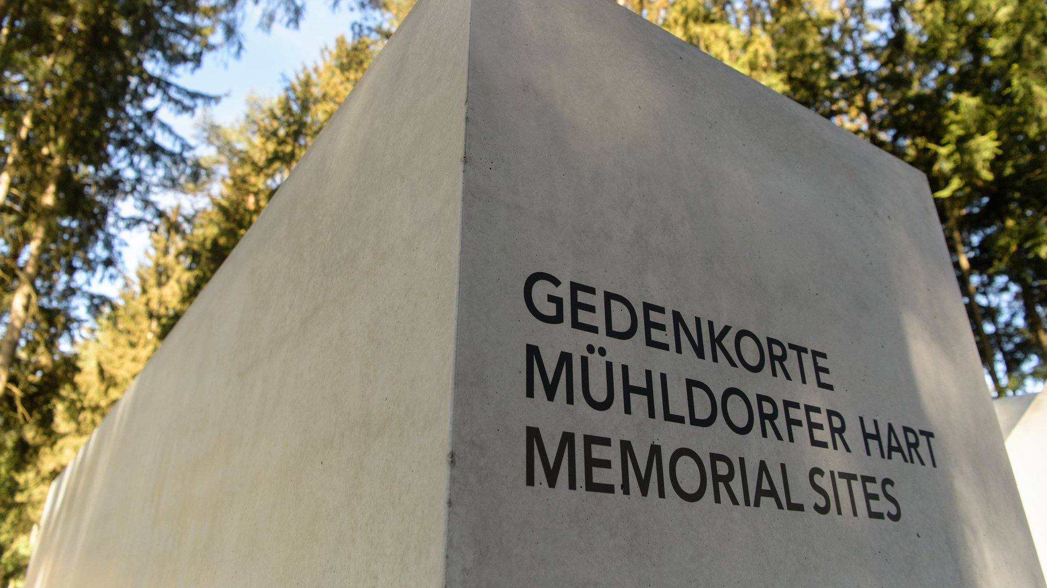 Ein Informationsraum mit der Aufschrift "Gedenkorte Mühlendorfer Hart Memorial Sites" am Gedenkort "Waldlager" an der KZ-Gedenkstätte bei Waldkraiburg.