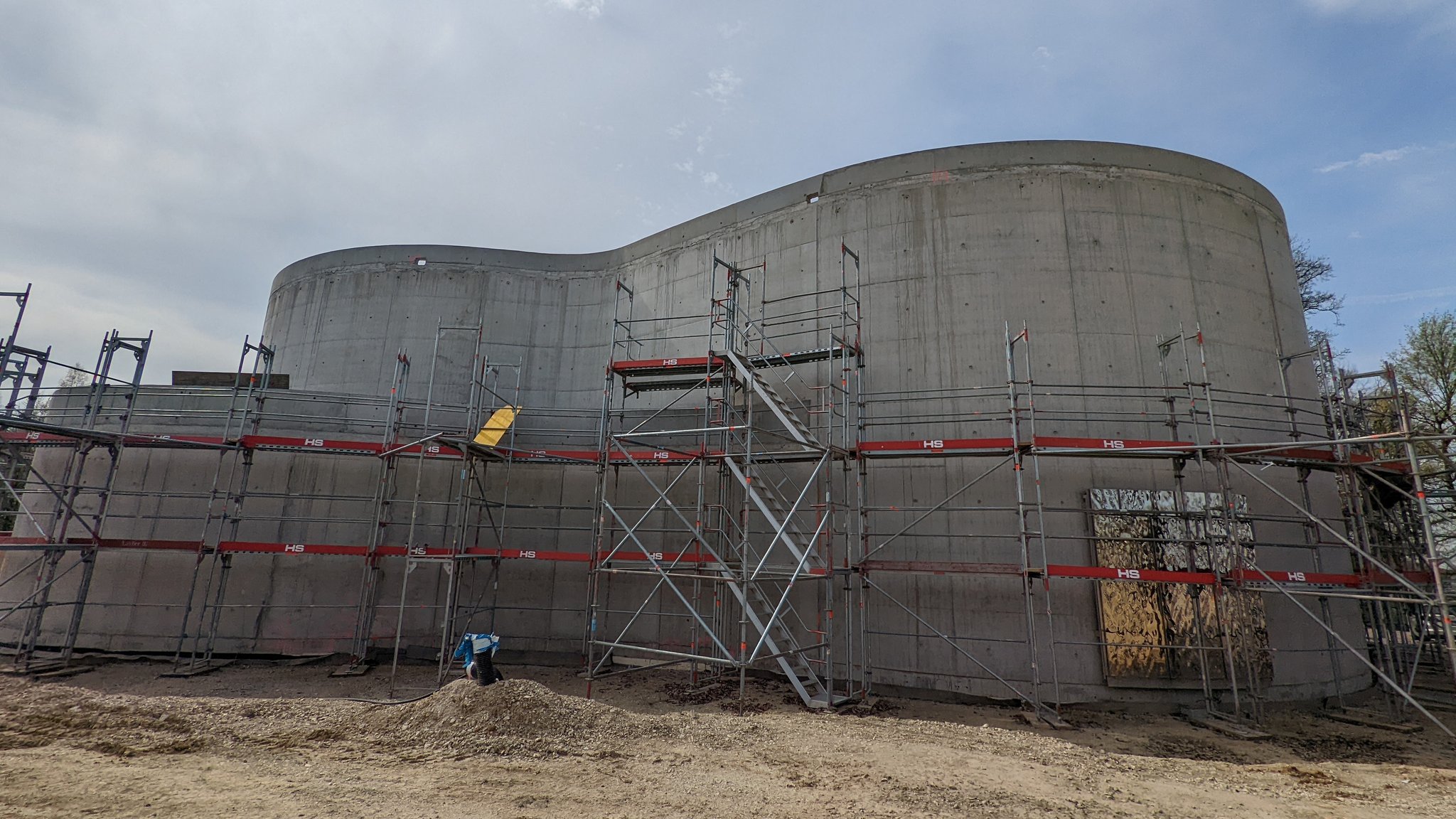 Vor dem neuen Hochbehälter aus Beton steht ein Baugerüst