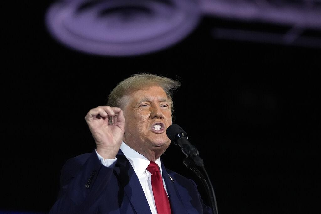 ARCHIV - 14.06.2024, USA, West Palm Beach: Donald Trump (Republikaner), ehemaliger Präsident der USA und US-Präsidentschaftsbewerber, spricht bei seiner Geburtstagsfeier im Club 47 in West Palm Beach, Florida. Das Oberste Gericht der USA macht die Strafverfolgung im Zusammenhang mit dem Sturm auf das Kapitol schwieriger. (zu dpa: «Supreme Court stellt Verurteilungen wegen Kapitol-Sturm auf den Kopf») Foto: Gerald Herbert/AP/dpa +++ dpa-Bildfunk +++