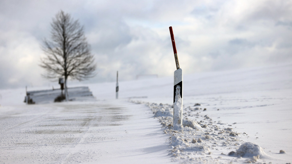 Symbolbild: Schnee auf einer Landstraße | Bild: picture alliance/dpa | Karl-Josef Hildenbrand Symbolbild: Schnee auf einer Landstraße