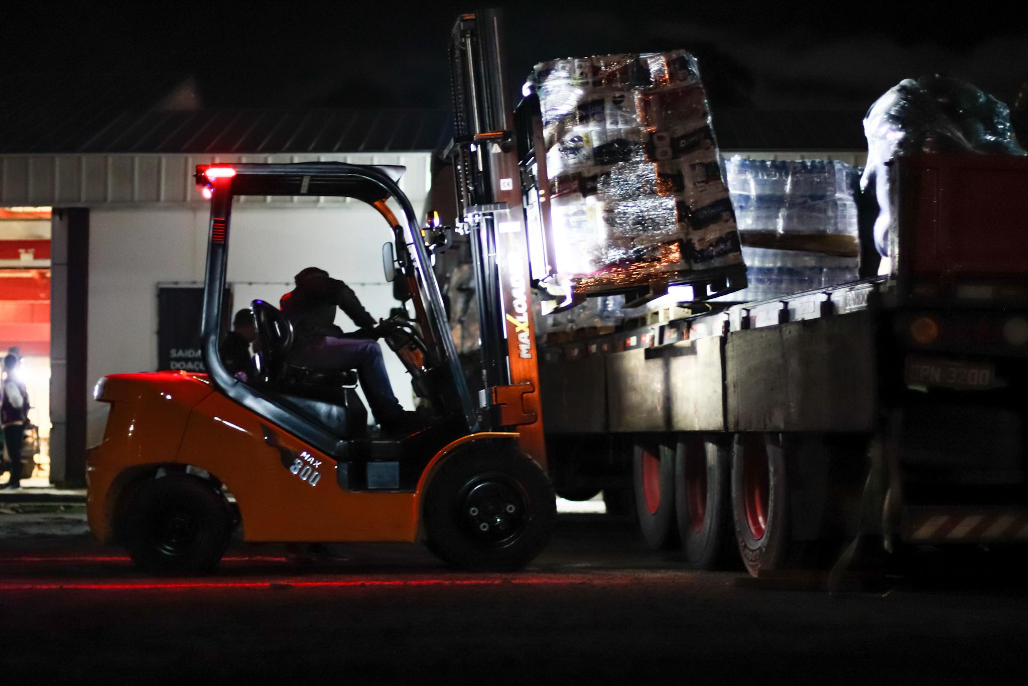 Ein Gabelstapler verlädt bei Nacht etwas (Symbolbild)