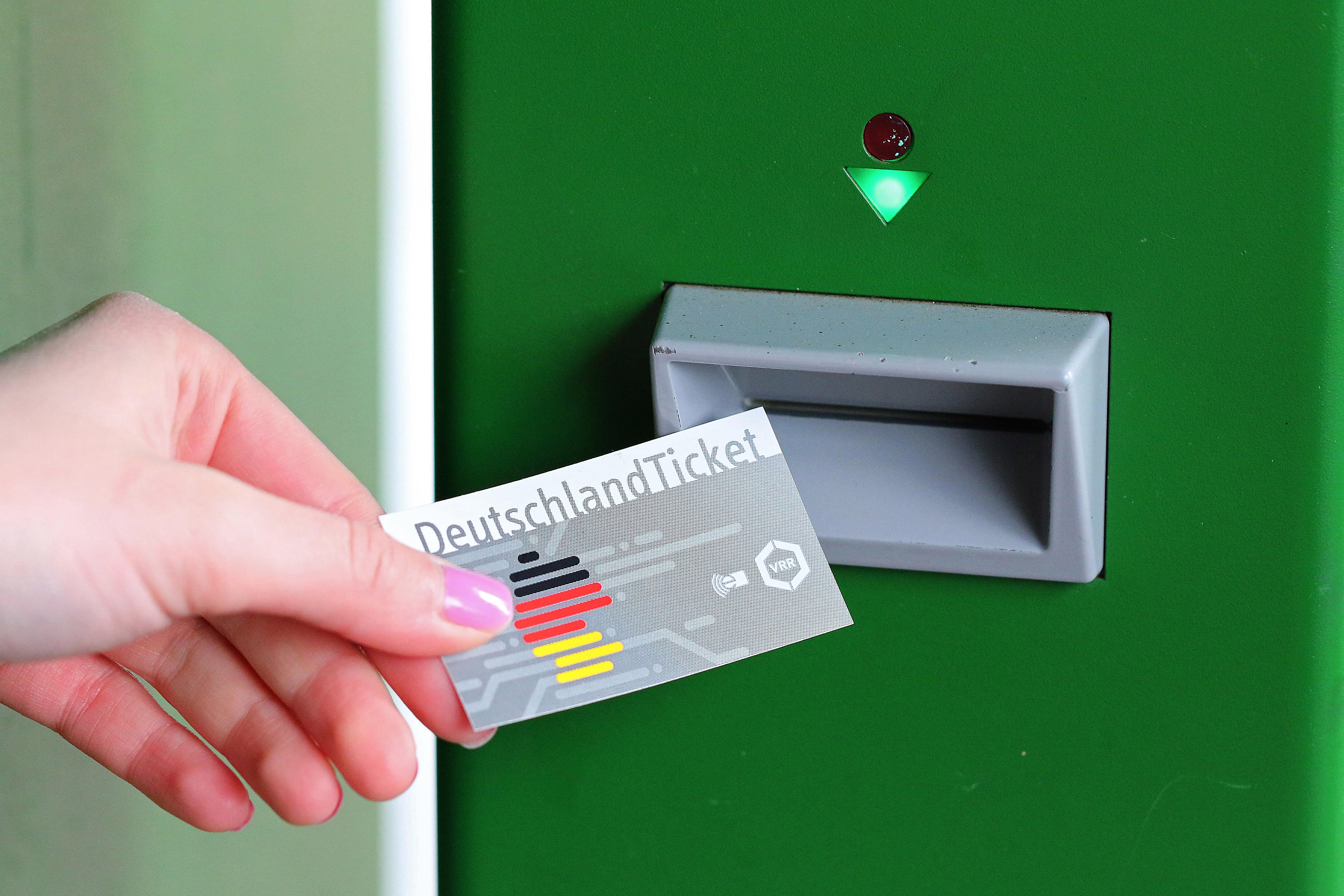 Das Deutschlandticket ist laut einem Vergleich des ADAC vor allem für ÖPNV-Vielnutzer oft eine gute Alternative zu Monatskarten