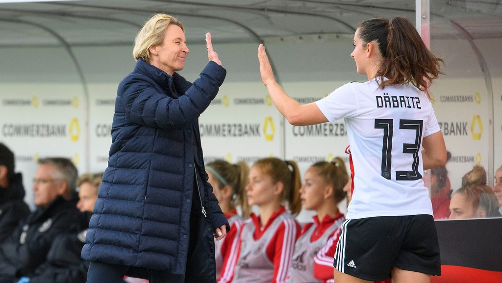 Die Bundestrainerin Martina Voss-Tecklenburg klatscht Sara Däbritz ab.