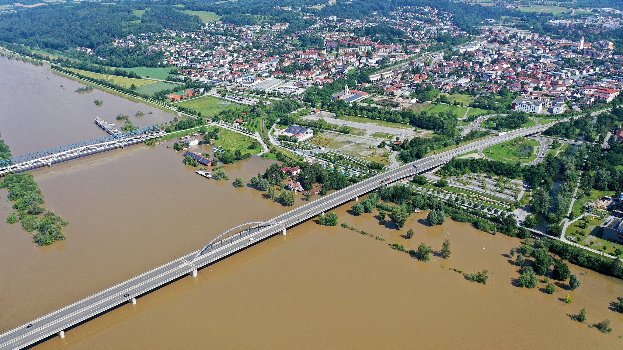 05.06.2024: Große Flächen bei Deggendorf sind überschwemmt. Die Donau ist über die Ufer getreten | Bild: picture alliance / Jens Niering 05.06.2024: Große Flächen bei Deggendorf sind überschwemmt. Die Donau ist über die Ufer getreten