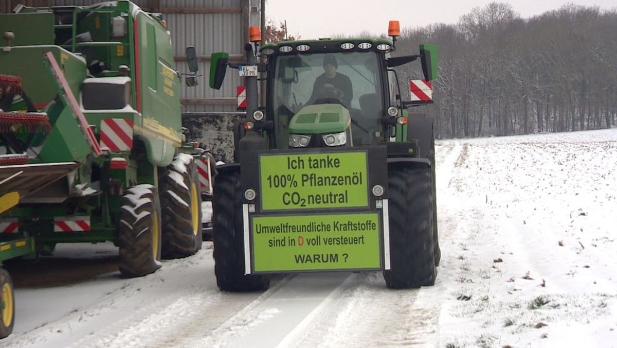 Adrian Reuß mit dem Pflanzenöl-Traktor "Resi-Trac" auf dem Weg zur Bauerndemo.