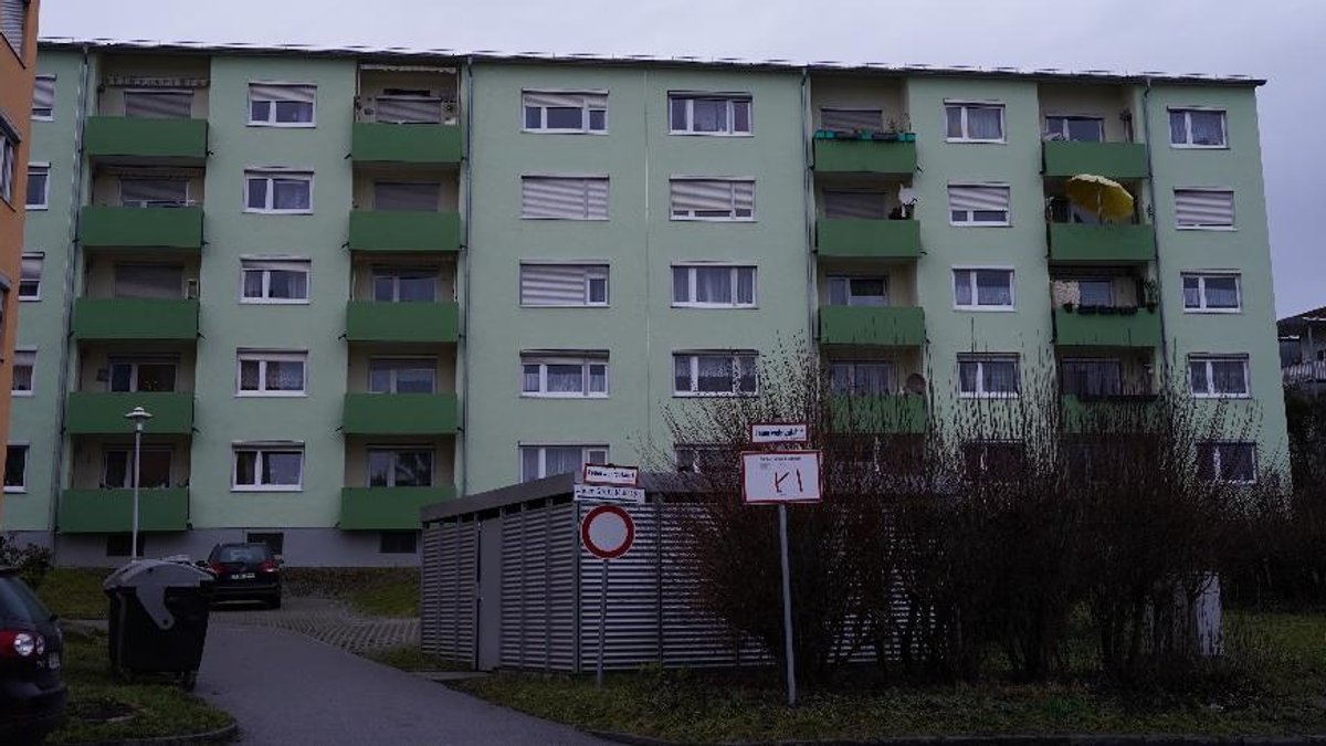 In einer Wohnung dieses Wohnblocks in Deggendorf kam es zu der tödlichen Bluttat