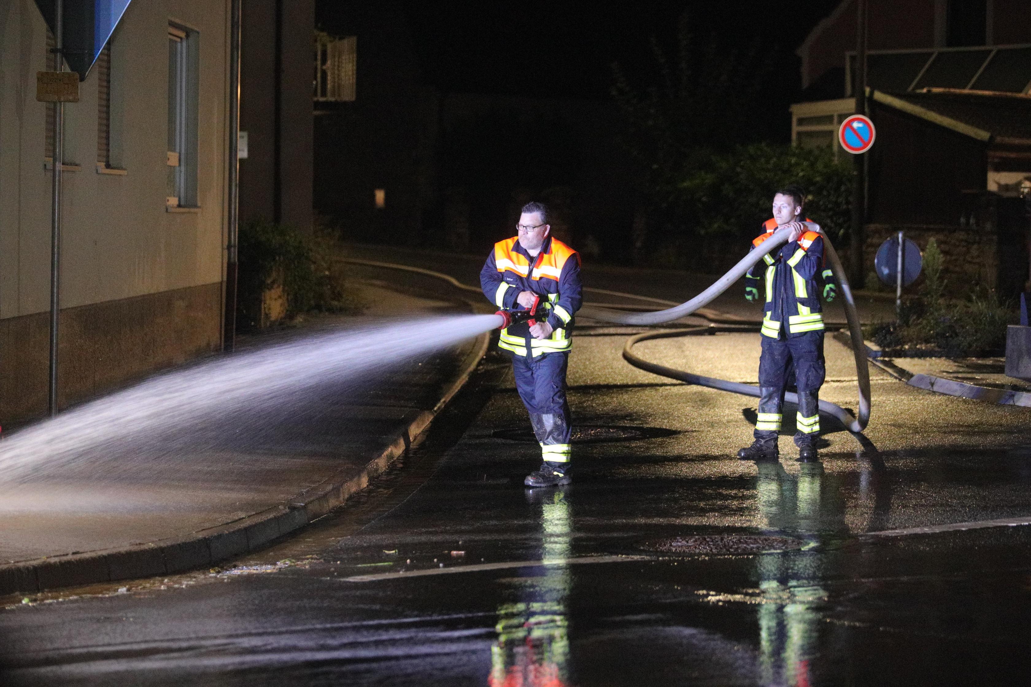 Starkregen hat in der Nacht zum Sonntag Reichenberg im Landkreis Würzburg unter Wasser gesetzt. 