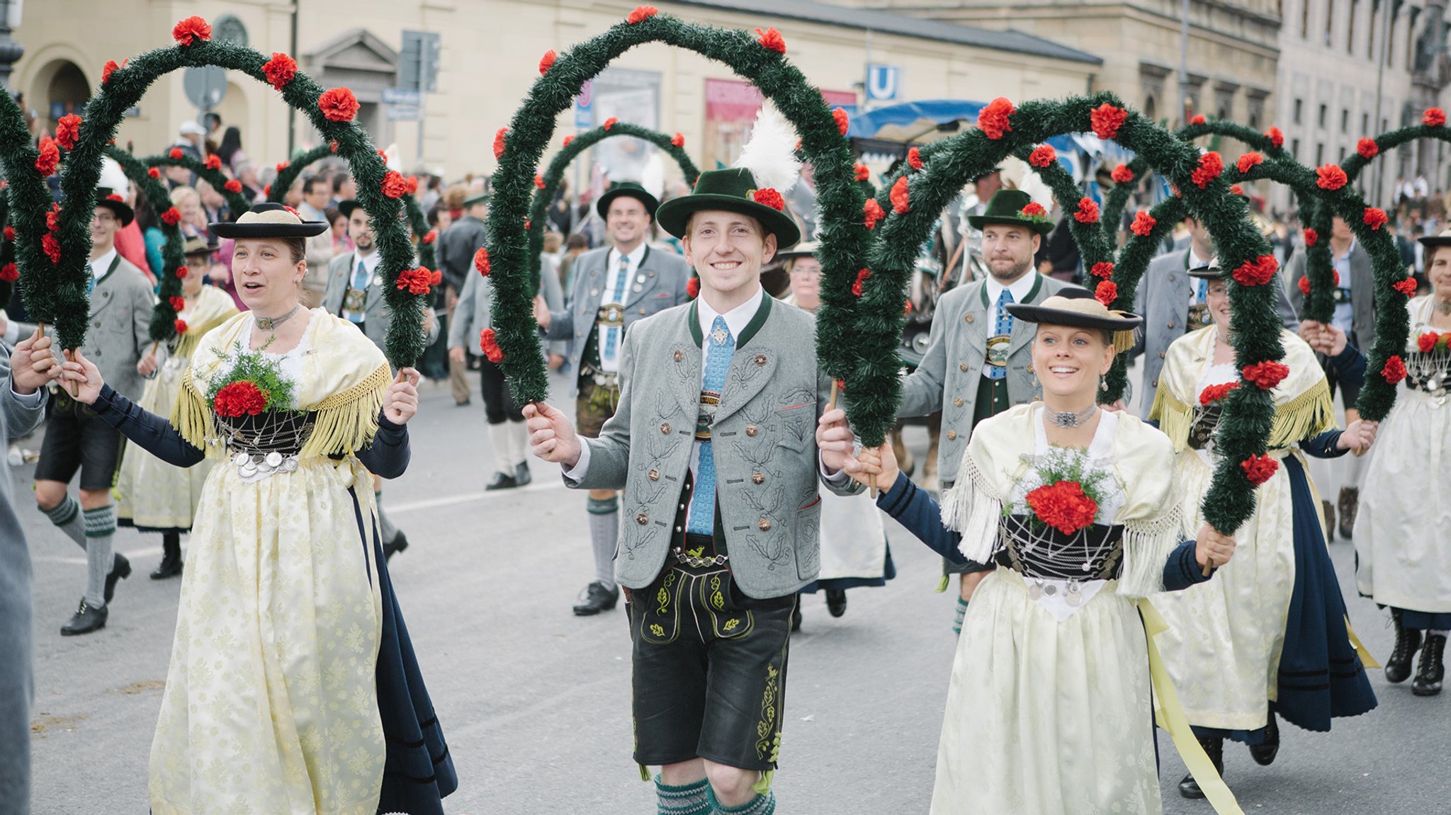 Heimat- und Gebirgstrachtenverein D'Lustinga Isartaler, München: Den ersten Oktoberfest Trachten- und Schützenzug nach dem Zweiten Weltkrieg haben 1949 D‘Lustinga Isartaler aus München organisiert. Seither sind sie selbstverständlich immer dabei. Sie tragen aber kein Münchner Bürgergewand, sondern eine Miesbacher Gebirgstracht.