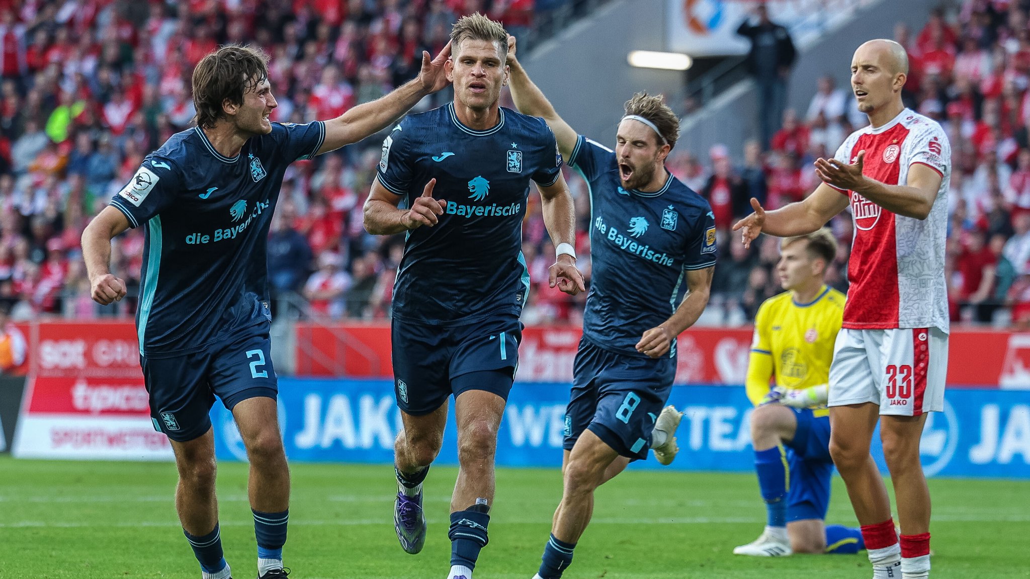 Florian Niederlechner jubelt