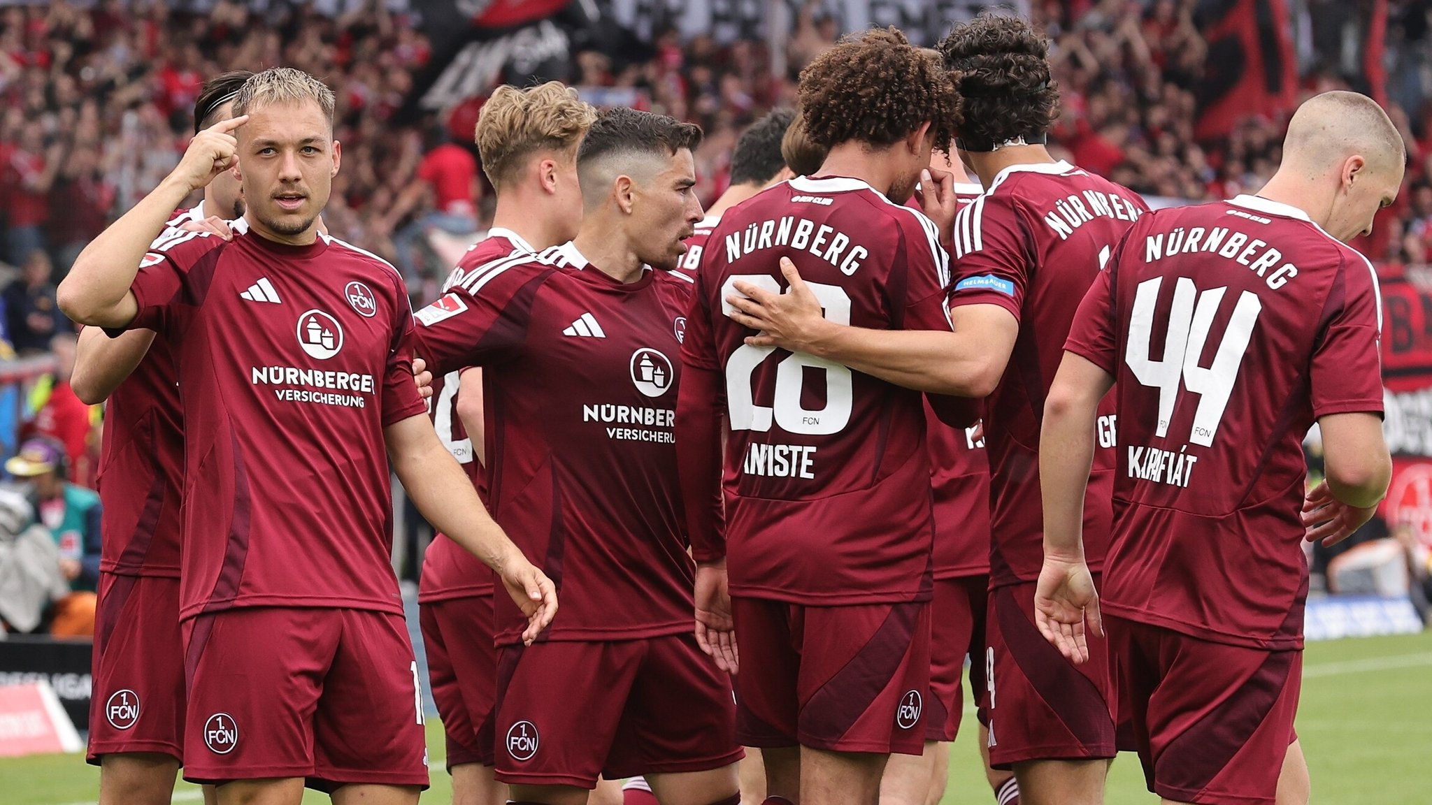 Wird einer der Köpfe der neuen FCN-Mannschaft sein: Julian Justvan (links) | Bild: picture-alliance / dpa Wird einer der Köpfe der neuen FCN-Mannschaft sein: Julian Justvan (links)