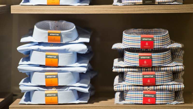 Hemden in einer Filiale von Eterna | Bild: picture alliance/photothek/Michael Gottschalk Hemden in einer Filiale von Eterna