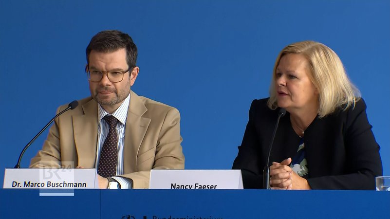 Bundesjustizminister Marco Buschmann (FDP) und Bundesinnenministerin Nancy Faeser (SPD) bei der Vorstellung des Maßnahmenpakets. | Bild: BR Bundesjustizminister Marco Buschmann (FDP) und Bundesinnenministerin Nancy Faeser (SPD) bei der Vorstellung des Maßnahmenpakets.