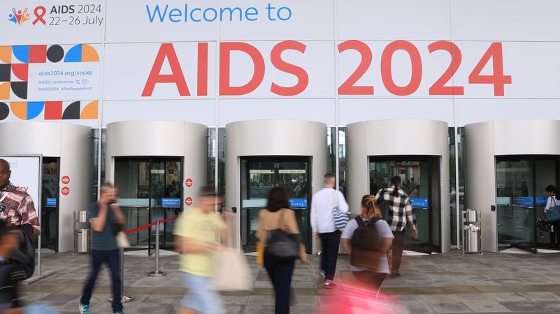 Kongressbesucher am Eingangsbereich der Welt-Aids-Konferenz | Bild: picture alliance/dpa/Karl-Josef-Hildenbrand Kongressbesucher am Eingangsbereich der Welt-Aids-Konferenz