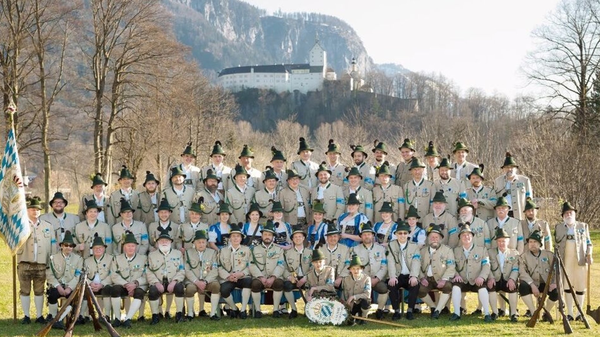 Gebirgsschützen vor dem Schloss Hohenaschau